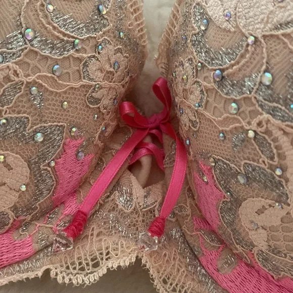 New never worn Victoria  secert bra size 32 c very sexy push up - Picture 3 of 11